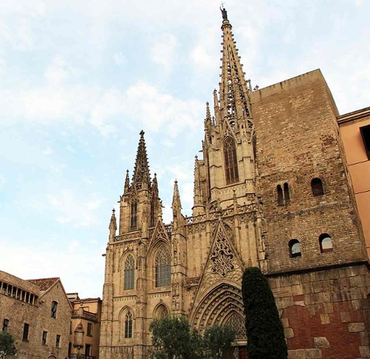 Catedral de Barcelona - Localizada no Bairro Gótico, a Catedral de Barcelona, também conhecida como Catedral de la Santa Creu i Santa Eulàlia, foi construída entre os séculos XIII e XV. Este impressionante exemplo da arquitetura gótica é o coração religioso da cidade. Reprodução: Flipar