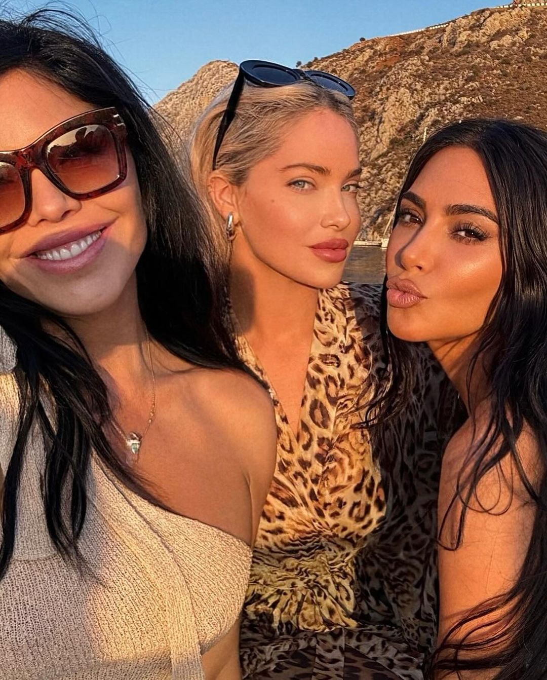 Kim Kardashian mostra decote durante viagem à Grécia Instagram