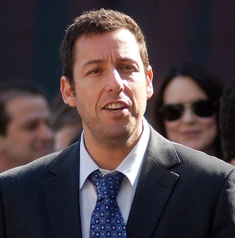 O ator e dublador americano, nascido em Nova York, se chama Adam Richard Sandler e é filho de pais judeus, descendentes de imigrantes lituanos e russos.   Reprodução: Flipar