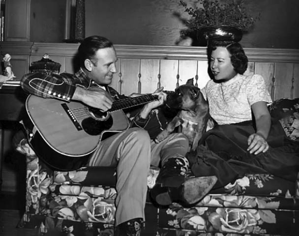 Foi ali que, entre as pausas do trabalho, ele costumava dedilhar o violão e cantar. Um dia, o renomado humorista Will Rogers ouviu sua voz e o incentivou a seguir carreira artística - um conselho que mudaria para sempre o destino do jovem texano.
 Reprodução: Flipar