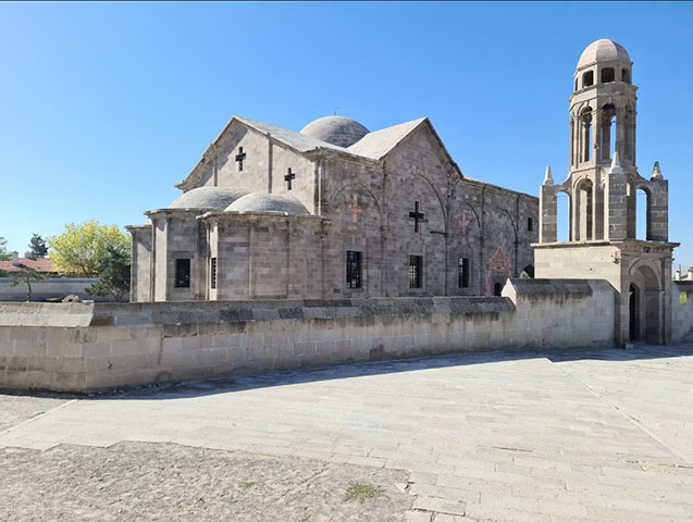 Na atualidade, a cidade de Derinkuyu é aberta para visitação. Com relação à data exata da construção da cidade ainda é um mistério, mas documentos antigos registram que a antiga Elengubu já existia em 370 antes de Cristo  Reprodução: Flipar