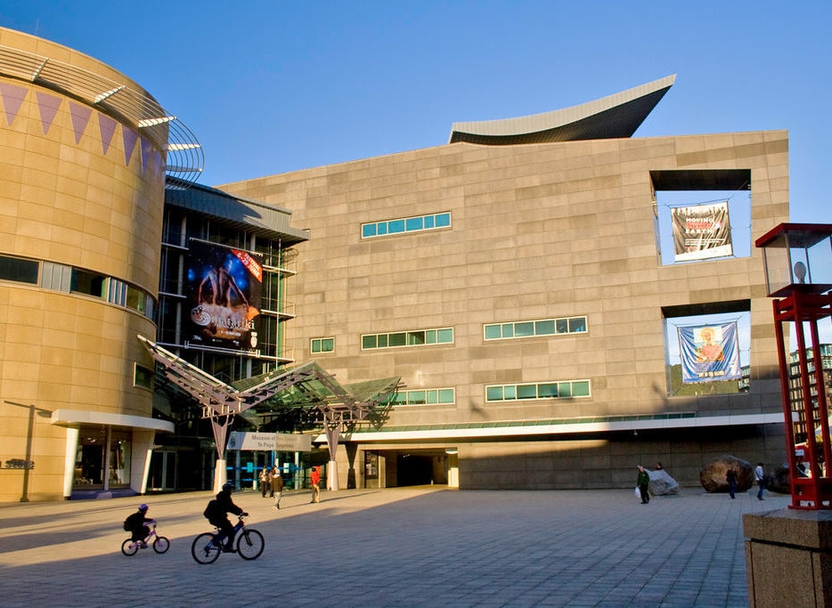 9º) Museu da Nova Zelândia: O Museu da Nova Zelândia Te Papa Tongarewa é um museu nacional localizado em Wellington, a capital da Nova Zelândia. Ele é conhecido por sua vasta coleção de artefatos maori, bem como por suas exposições sobre a história, cultura e biodiversidade do país. Reprodução: Flipar