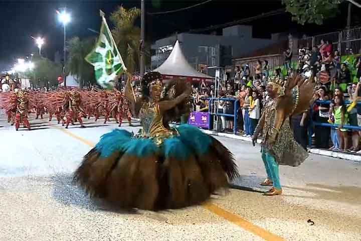 O tradicional carnaval já passou, mas muitos desses festejos vão até maio, como é o caso de cidades do Rio Grande do Sul. Durante os meses de março, abril e maio, alguns locais ainda irão agraciar o público com desfiles, que prometem trazer muita alegria e samba no pé. Reprodução: Flipar