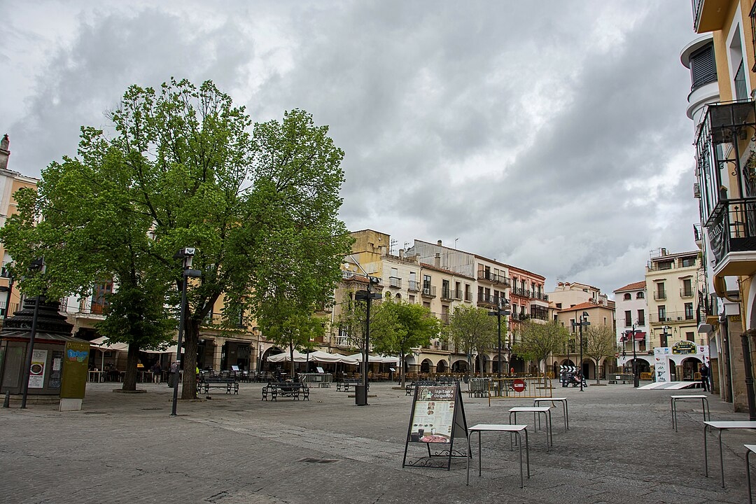 A cidade de Plasencia, na província de Cáceres, comunidade autônoma da Estremadura, também tem uma Plaza Mayor. Datada do século 12, ainda preserva uma atmosfera medieval. Da praça saem 7 ruas e cada uma delas faz ligação com uma porta da muralha que protegia a cidade de invasores.  Reprodução: Flipar