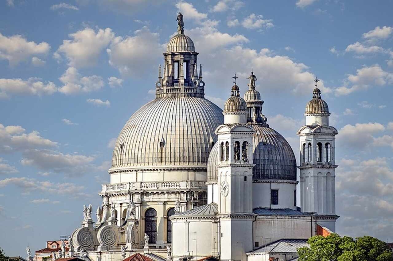 Basílica de Santa Maria della Salute (1631-1687): Construída em estilo barroco para celebrar o fim da peste, localizada na entrada do Grande Canal. Suas cúpulas são um dos marcos mais icônicos de Veneza Reprodução: Flipar