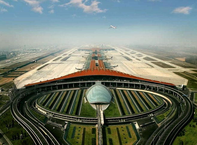 1° Aeroporto Internacional King Fahd – Arábia Saudita -  Tem 780 km², o equivalente a 109 campos de futebol. Fica entre as cidades de Qatif e Dammam. Inaugurado em 1999, opera 66 companhias aéreas da própria Arábia Saudita e  44 companhias estrangeiras. Reprodução: Flipar