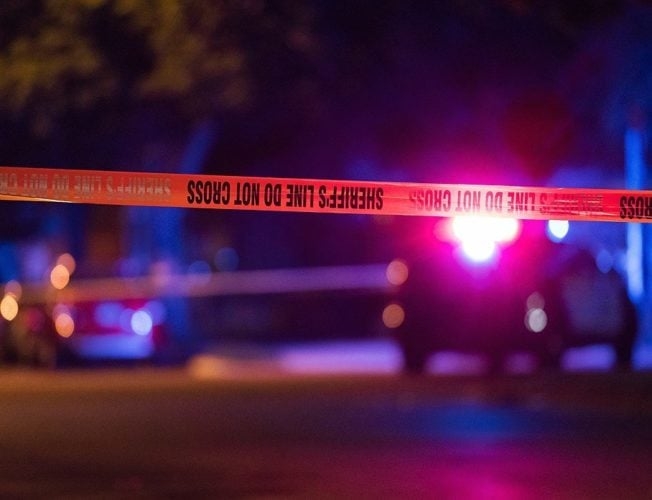 A própria Polícia Militar informou que o corpo da idosa foi encontrado em “estado de mumificação” e o do homem, em “estado de putrefação”.