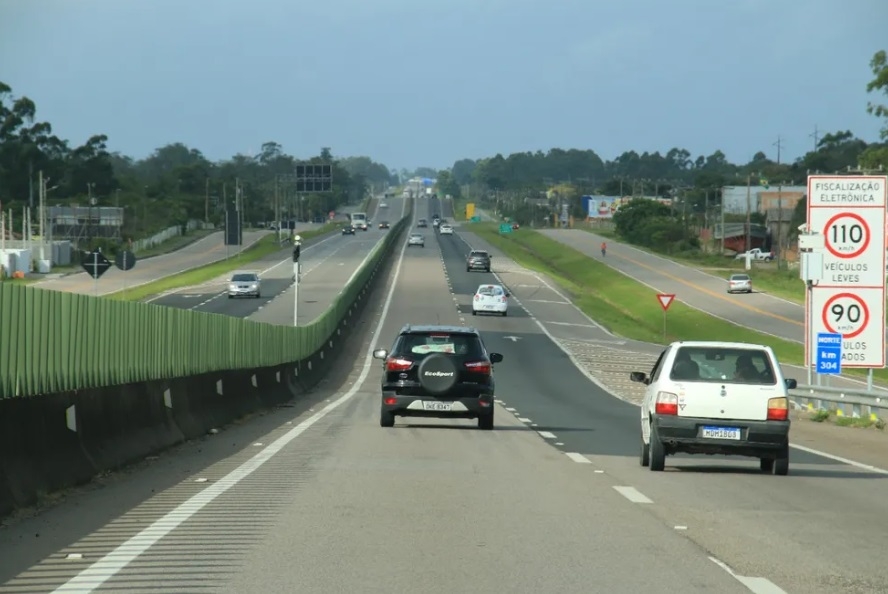 Santa Catarina foi o estado com rodovias mais violentas, com 5 trechos. E a BR-101, em SC, no trecho entre o km 110 e o km 120 ficou na décima posição com 235 acidentes e nove mortes no período do estudo da CNT.  Reprodução: Flipar