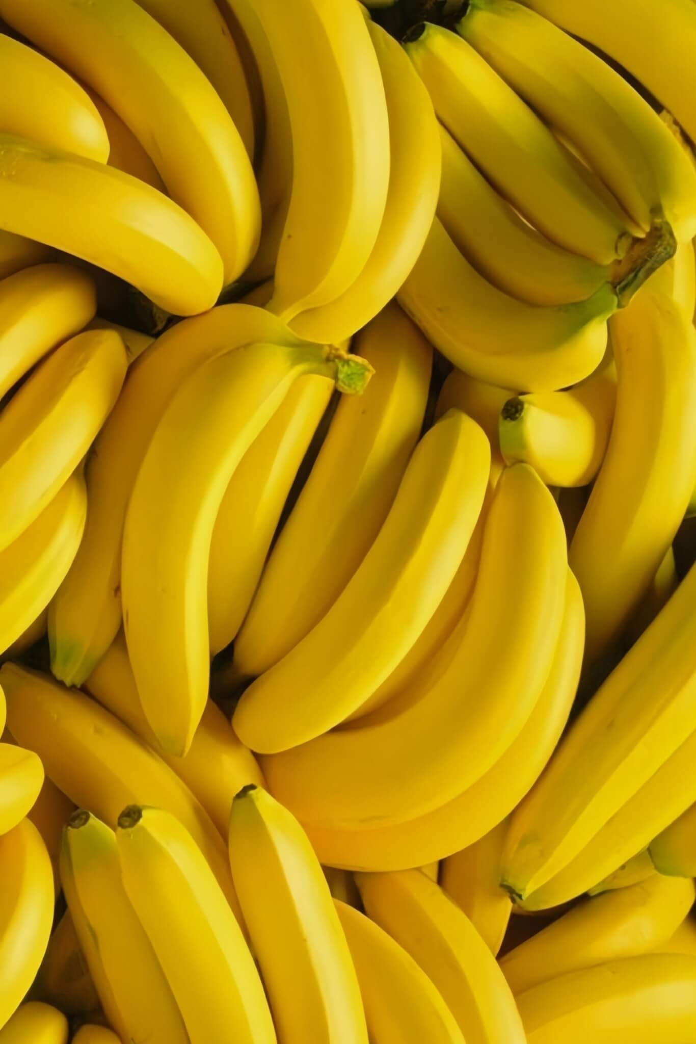 5. Banana As bananas são uma ótima fonte de energia rápida, especialmente para pessoas ativas ou para aqueles que precisam de um impulso de energia antes de atividades físicas, visto que é comumente inserida em receitas de pré-treino. Reprodução: EdiCase