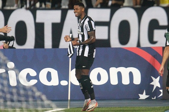 Júnior Santos chega motivado para jogo desta quarta-feira Foto: Vítor Silva/Botafogo