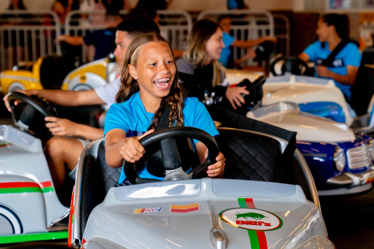 Atletas e comissão técnica da Ferroviária têm dia divertido no Hopi Hari, com direito a anúncio oficial de parceria entre a equipe e o parque. Foto: Divulgação