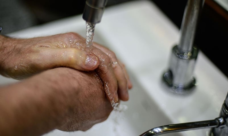 É necessário sempre lavar as mãos, também, após mexer em alimentos crus, pois os patógenos podem ser transferidos para outros produtos se as mãos não estiverem higienizadas. Ou seja, sempre que manipular um alimento, procure uma torneira e faça a higiene para não transferir bactérias para outros locais.  Reprodução: Flipar