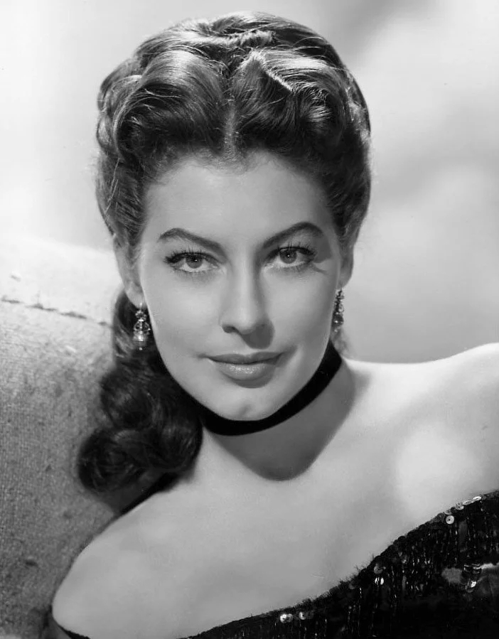 Ava Gardner - Nascida em 24/12/1922, ela se tornaria uma das mais belas e badaladas atrizes da Era de Ouro de Hollywood. Atuou em vários filmes de alto nível das décadas de 1940 a 1970,  Reprodução: Flipar