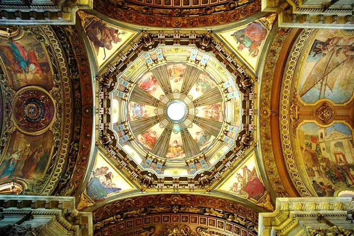 Esse episódio, inclusive, está eternizado em um painel no teto da igreja, acompanhado do registro de outros momentos da história da Candelária. 
 Reprodução: Flipar