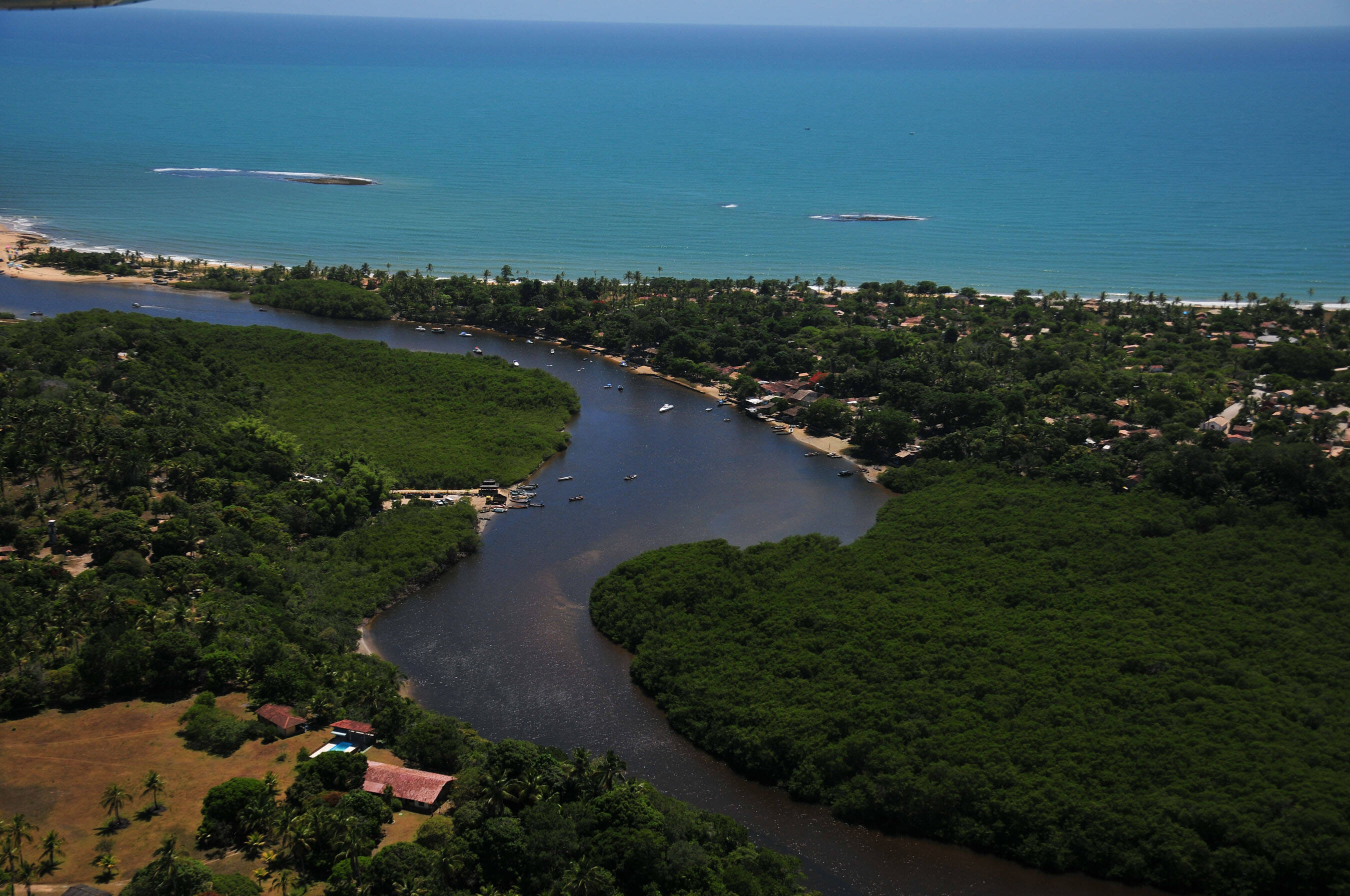 O turista pode fazer um passeio de boia pelo principal rio da região. Foto: Divulgação/Press à porter