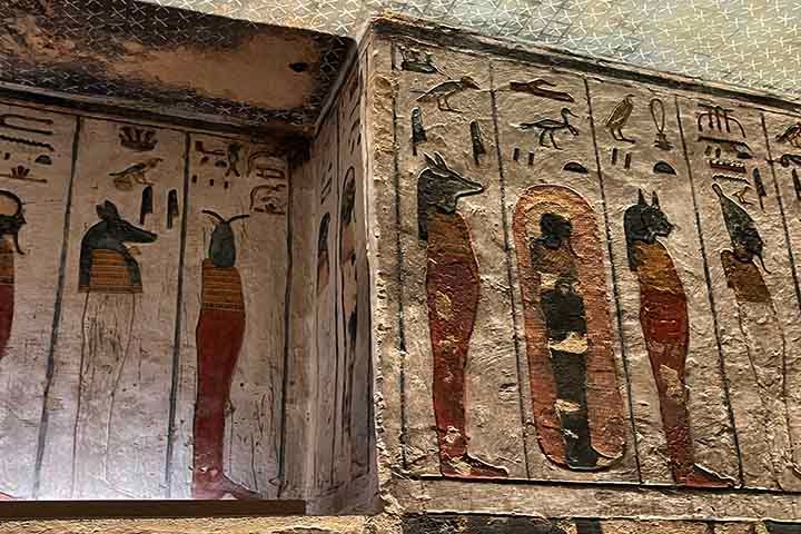 Essas tumbas guardam decorações que representam cenas da mitologia egípcia, o que serve a arqueólogos e historiadores como sinais para desvendar rituais e crenças do período.
 Reprodução: Flipar