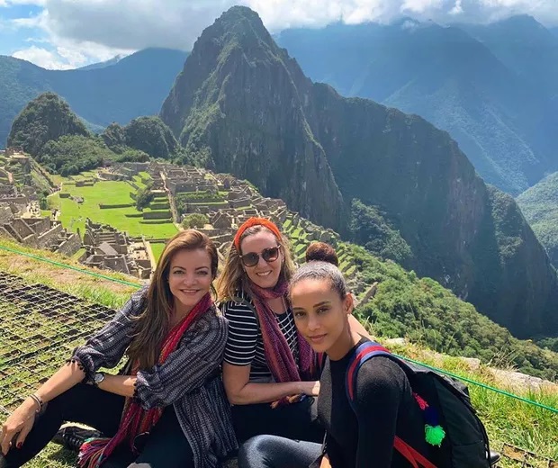 Tais Araújo e amigas em Macchu Picchu, no Peru. Foto: Reprodução/Instagram