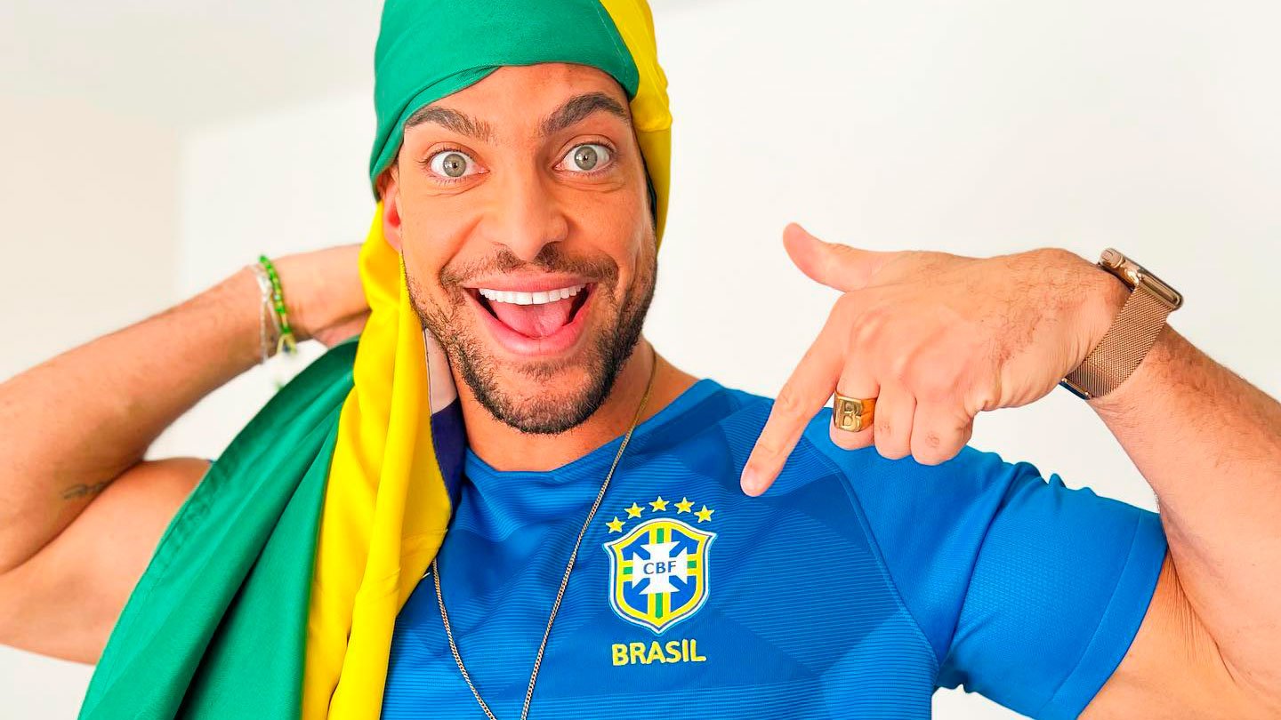 Bruno Alcantara vestido com a camisa da Seleção Brasileira e uma bandeira do Brasil. Foto: Reprodução/Instagram 14.04.2023