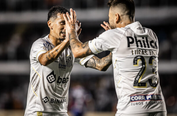 DODI - Entrou nos minutos finais e imprimiu correria aliada um bom posicionamento. Assim, frustrou uma tentativa de chegada do Bahia ao ataque. NOTA 6,0 - Foto: Raul Baretta/ Santos FC
