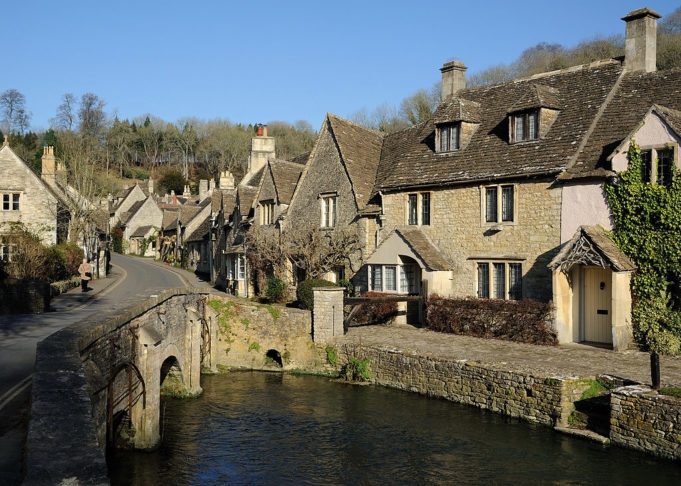 Cotswolds, Gloucestershire (Inglaterra): Os Cotswolds são uma região rural no sudoeste da Inglaterra, conhecida por suas colinas verdejantes, vilarejos pitorescos e arquitetura em pedra calcária. Reprodução: Flipar
