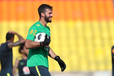 ALISSON - Pelo menos três grandes defesas. De ruim, a pouca qualidade com os pés. E a saída com o goleiro é determinante para a tática Dinizista. Poderia ter saído na bola no lance do primeiro gol da Colômbia. NOTA 6,0 - Foto :Lucas Figueiredo/CBF