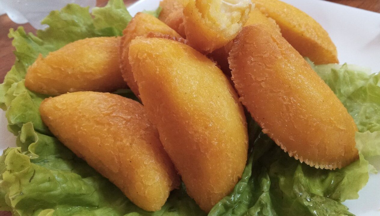 O fubá é um produto versátil, que pode ser utilizado em diferentes receitas, que vão além do bolo, doces, polenta ou angu. Na imagem, um pastel de angu, que contém este rico ingrediente. Reprodução: Flipar
