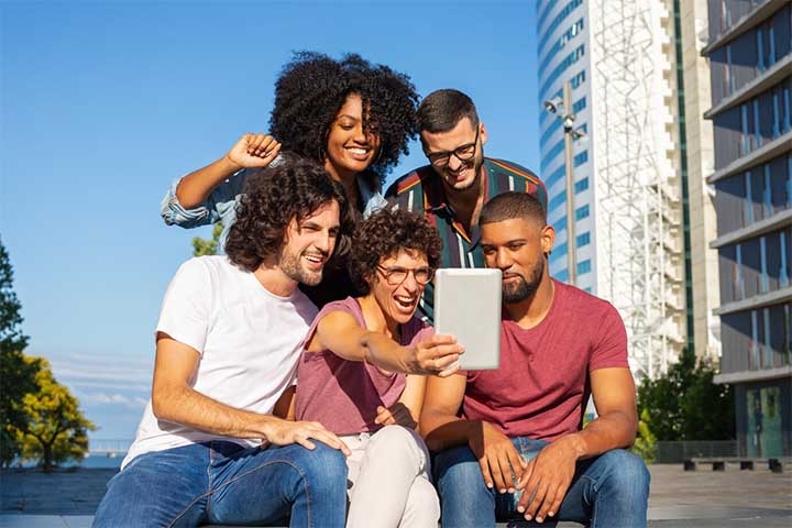 Essa situação soa contraditória, pois a geração Z tem um recurso que seus pais e avós não dispunham: acesso a canais na internet repletos de tutoriais para tarefas simples do cotidiano.

 Reprodução: Flipar