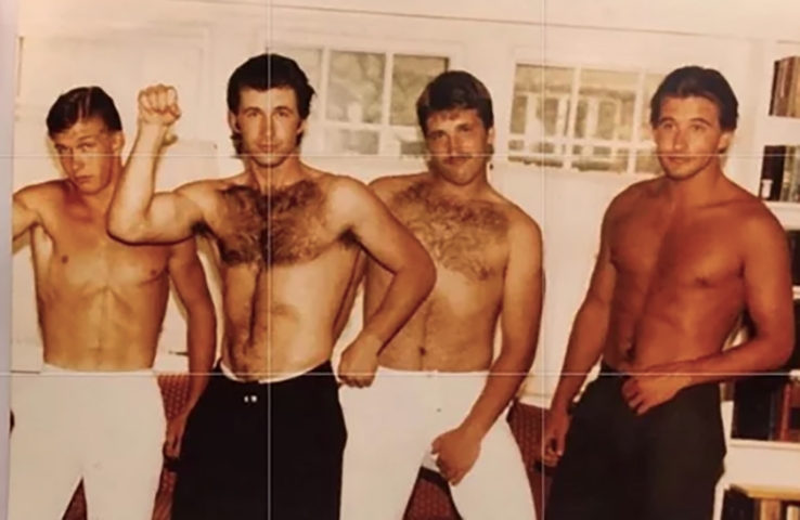 Alec postou na rede social uma foto que mostra os quatro, mais jovens, sem camisa e fazendo pose.  Reprodução: Flipar