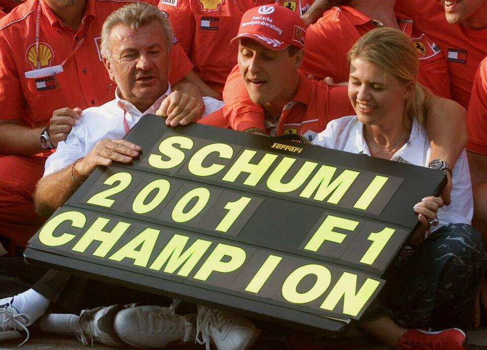Weber ao lado de Schumacher e sua esposa na festa do título da Fórmula 1 em 2001 Reprodução/Facebook