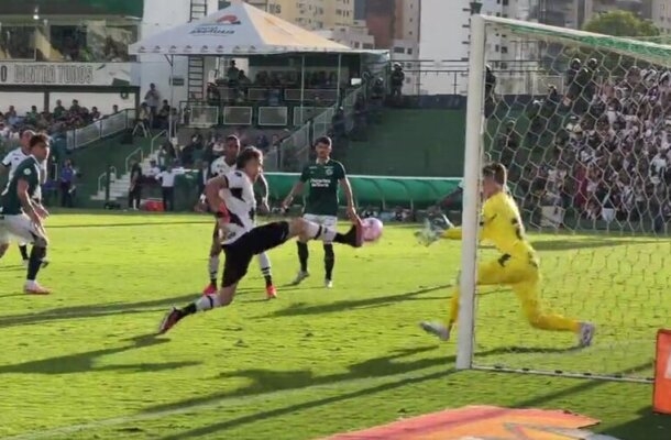 Na partida no Mato Grosso, o time carioca não poderá contar com o artilheiro Vegetti, que levou cartão vermelho nos minutos finais da partida contra o Goiás. - Foto: Reprodução/Twitter vasco