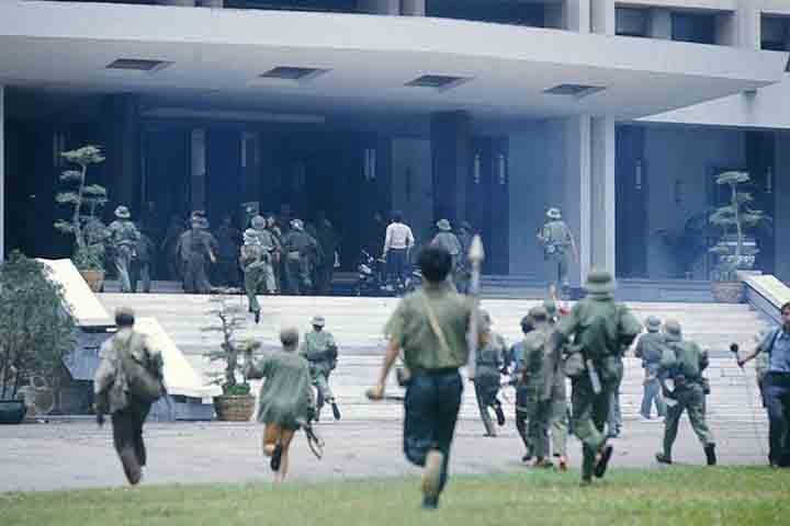 Em 1976, ano seguinte à tomada de Saigon, o governo vietnamita rebatizou a cidade como Ho Chi Minh, em homenagem ao líder comunista morto em 1969. 

 Reprodução: Flipar