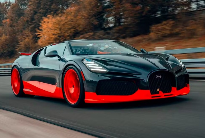 4º) Bugatti Mistral – R$ 30 milhões: Olha quem está aqui de novo: sim, a francesa Bugatti. Equipado com um motor W16 de quatro cilindros e 1.600 cavalos, o carro chama atenção pelo ronco do motor e alto desempenho. Reprodução: Flipar