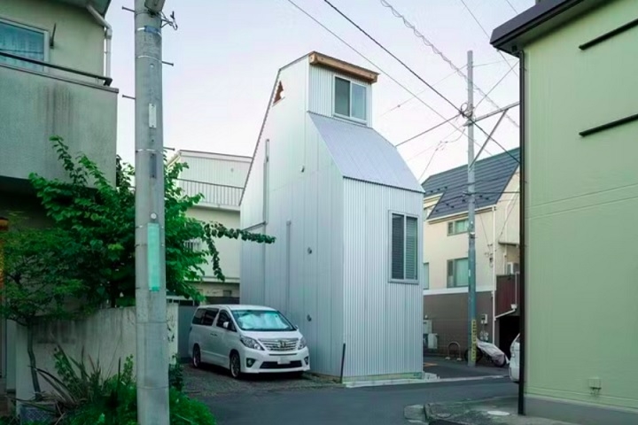 Uma casa construída em Nakano, na região metropolitana de Tóquio, é a prova de como é possível aproveitar bem espaços pequenos nas cidades grandes. Reprodução: Flipar