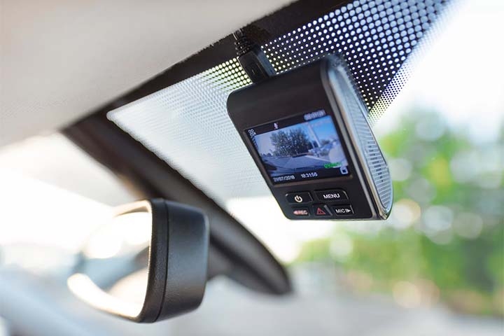 O uso de dashcams (câmeras veiculares) pode ajudar no recurso à seguradora ou até em processos no tribunal em caso de acidente, de acordo com reportagem do portal G1.  Reprodução: Flipar