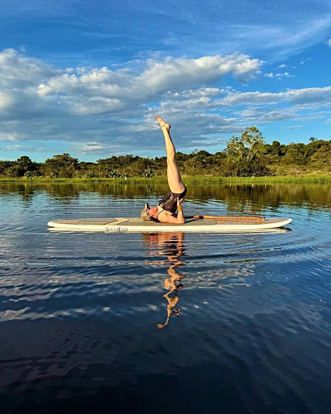 Christiane Torloni faz exercícios em prancha no Rio Negro Reprodução/Instagram