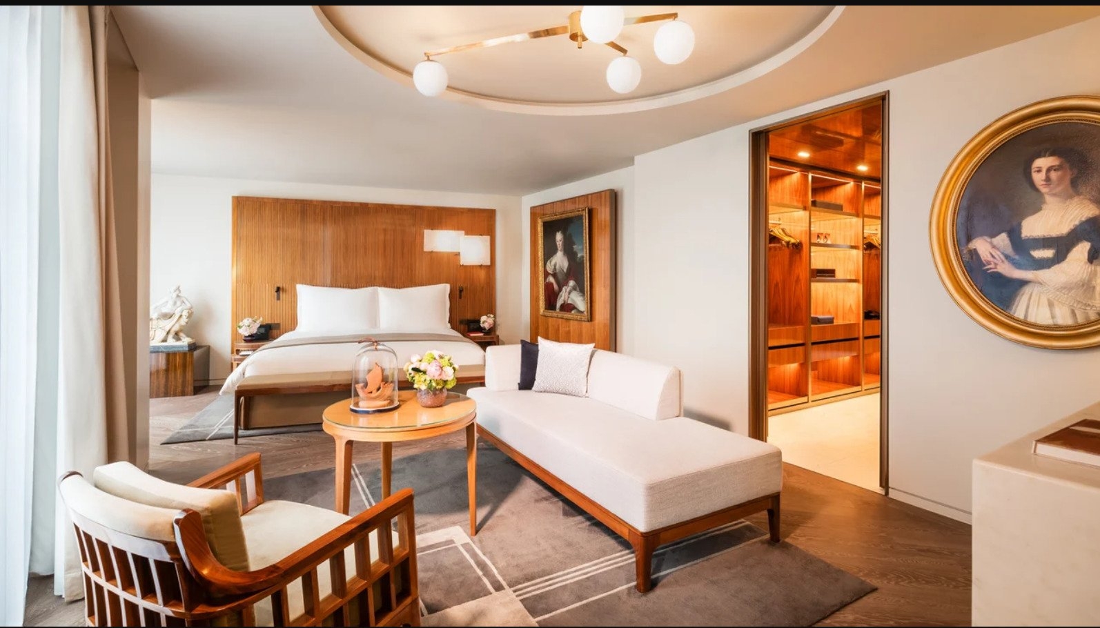 O hotel oferece acomodações impressionantes, como o Grand Appartement Rive Gauche, de 169 m², com diária média de 15.850 euros (cerca de R$ 101 mil), criado em parceria com as galerias Carré Rive Gauche. Reprodução: Flipar