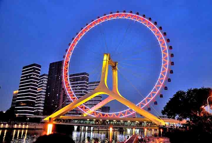 Tianjin Eye (China): É uma das poucas rodas-gigantes do mundo construída sobre uma ponte. As 48 cabines comportam oito pessoas de cada vez, transportando cerca de 800 passageiros por hora. Com 120 metros de altura, ela leva 30 minutos para completar uma rotação. Reprodução: Flipar