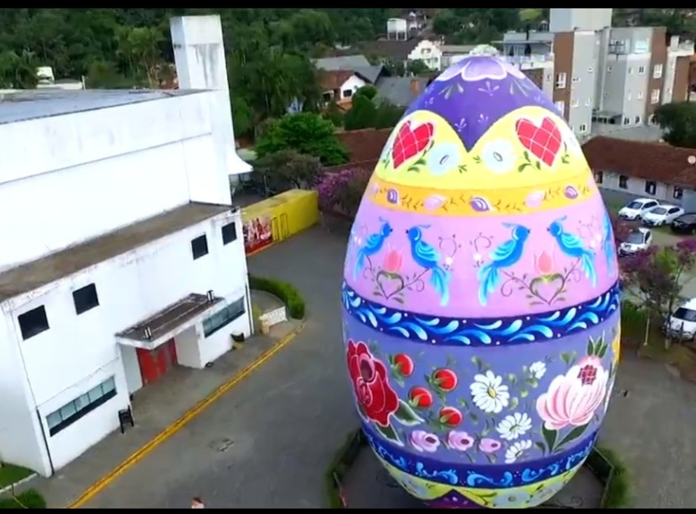 E não falta nem o Ovo da Páscoa gigante, um elemento decorativo pintado de forma artesanal, que também faz parte das celebrações e fica em ponto estratégico da cidade, atraindo os olhares de moradores e turistas.  Reprodução: Flipar
