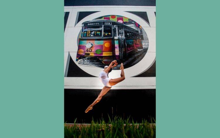 Bailarina dança em conjunto com mural de Santos. Foto: Reprodução/Clica e Respira