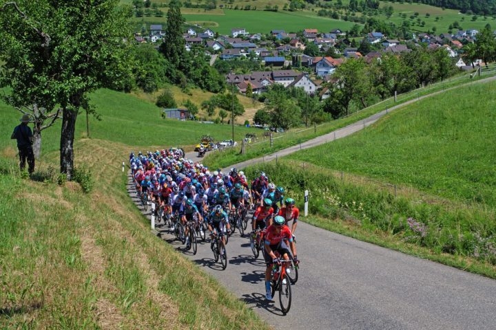O Tour percorre um total de aproximadamente 3.600 km pelas belas paisagens da França. Reprodução: Flipar