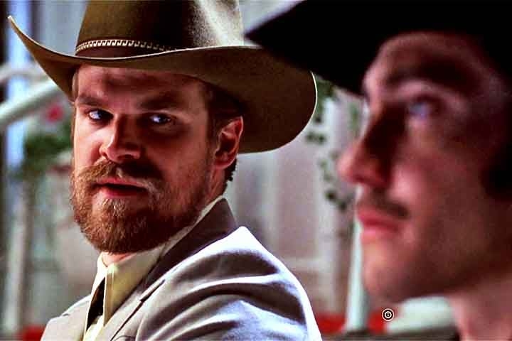 Outro trabalho relevante do ator nos seus anos iniciais de carreira no cinema foi em “O Segredo de Brokeback Mountain” (2005), de Ang Lee. 
 Reprodução: Flipar