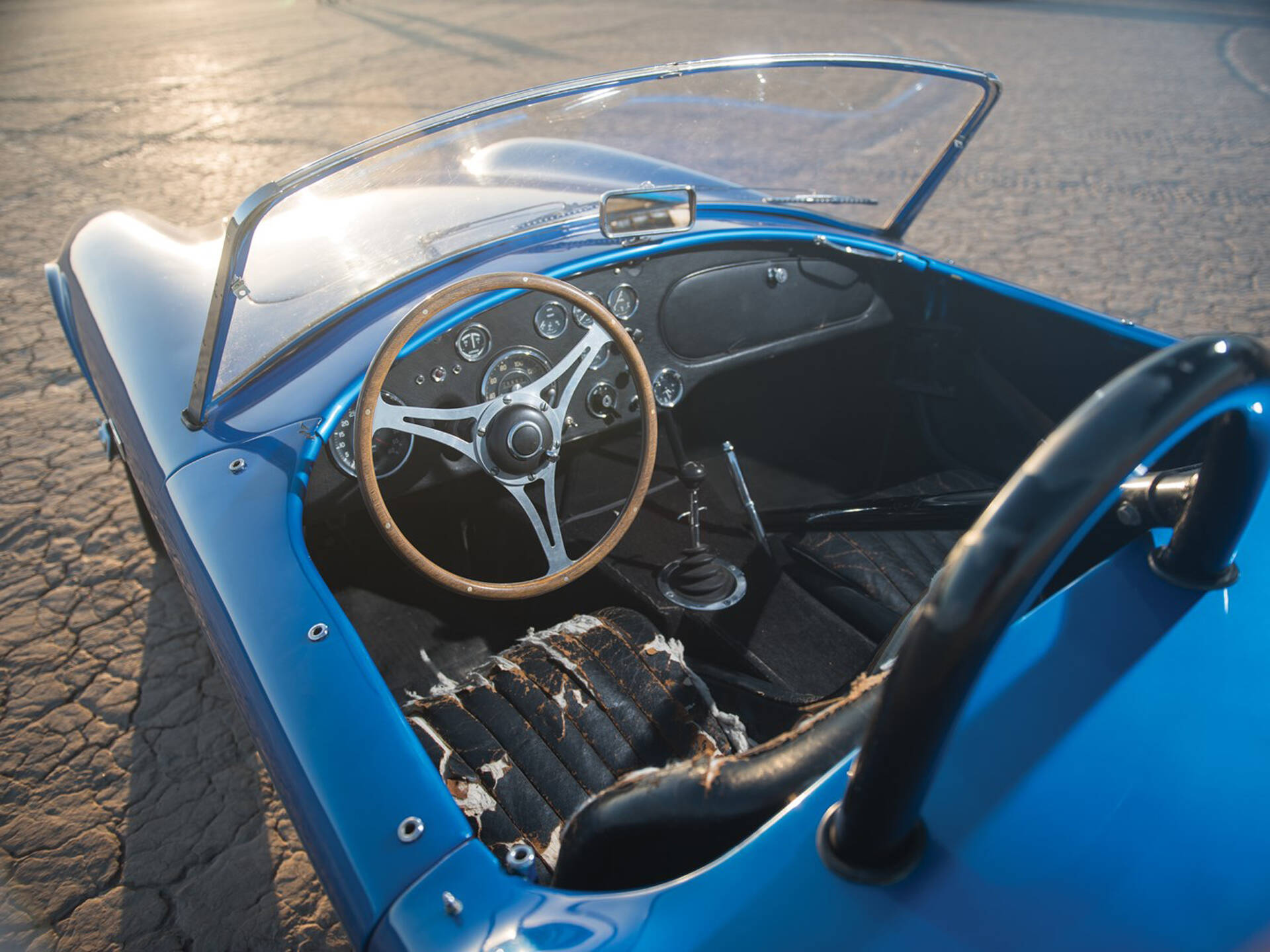 O primeiro Shelby Cobra, construído pelo próprio Carroll Shelby em 1962, quando colocou o motor 4.3 V8 da Ford dentro do pequeno AC Ace.. Foto: Divulgação/RM Auctions