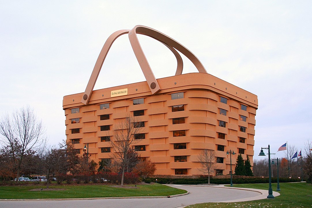 Longaberger Company - EUA - Empresa aberta em 1973, em Ohio, fabricava e distribuía cestas artesanais de madeira. Hoje pertence a uma empresa mais ampla, que também produz alimentos, joias e móveis, entre outros artigos. Mas o incrível formato de cesta foi preservado.  Reprodução: Flipar