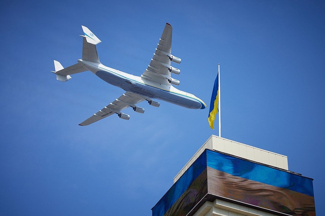 Uma dessas perdas foi a do maior avião cargueiro do mundo: o incrível Antonov AN-225. Um marco na história da aviação, orgulho do governo ucraniano, destruído em 27/2/2023.  