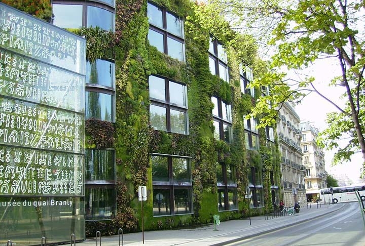 Quai-Branly é um museu em Paris, na França, que possui foco nas artes etnográficas das Américas, África, Ásia e Oceania. A fantástica coleção do espaço é um destaque. O prédio com jardim vertical de 200 metros, em uma espécie de muro criado por Patrick Blanc, é uma grande atração.  Reprodução: Flipar