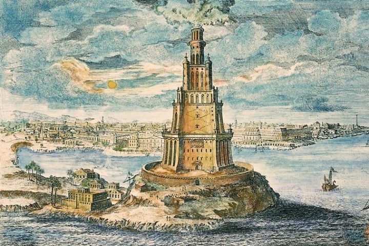 Farol de Alexandria (Egito) – Torre de 130 metros construída na ilha de Faros entre 300 e 280 a.C., com um espelho que refletia luz para guiar embarcações. Danificado por terremotos entre os séculos 10 e 14, suas ruínas foram usadas para construir o Forte de Qaitbay no mesmo local. Reprodução: Flipar