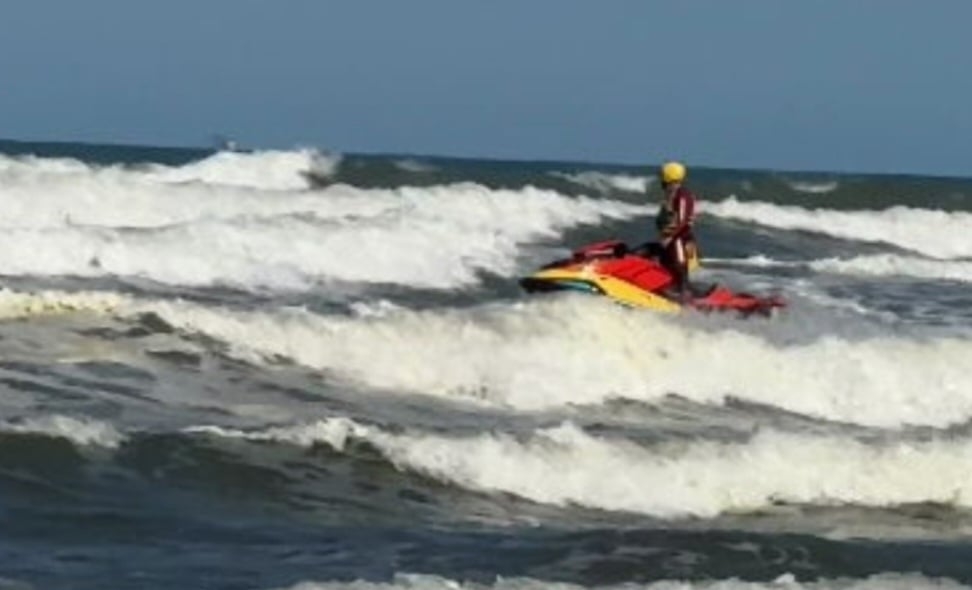 O treinamento envolve o salvamento na água com apoio de embarcações e helicópteros Águia.  Esse tipo de aeronave é utilizada para patrulhamento de diversos tipos, inclusive em operações de resgate marítimo. Reprodução: Flipar