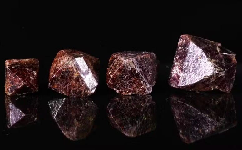 Foram encontrados minerais deformados, como o zircão, o que confirmou a origem da cratera. Reprodução: Flipar