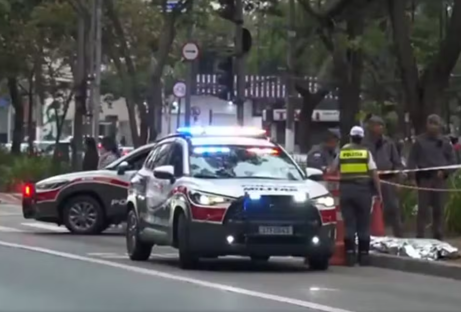 Policiais atendendo a ocorrência de atropelamento na Berrini Reprodução: TV Globo