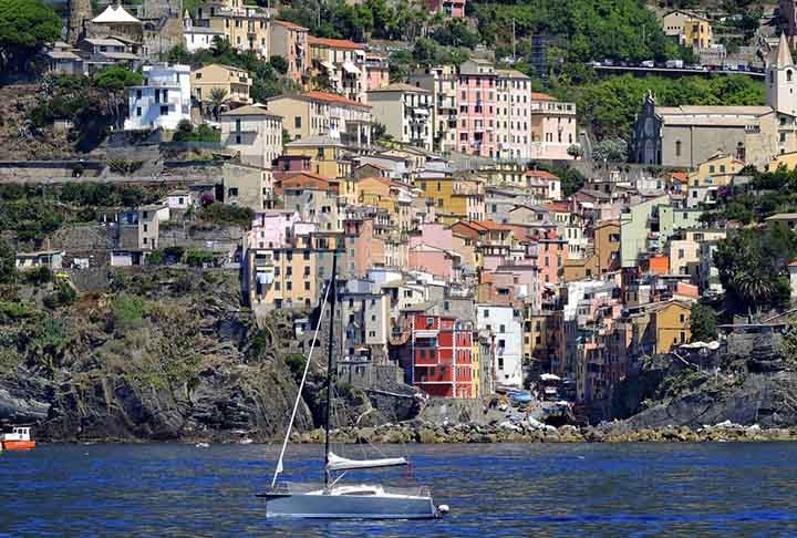 Este conjunto de vilarejos à beira-mar, na Riviera Italiana, é um patrimônio mundial da Unesco, que encanta pela beleza. 